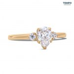 Anillos de compromiso - ORO 10K - TRES MOISSANITAS - CORTE PERA - AC62 - Imagen 4