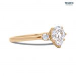 Anillos de compromiso - ORO 10K - TRES MOISSANITAS - CORTE PERA - AC62 - Imagen 5