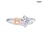 Anillo de Compromiso – Oro 10K – Moissanita Solitario con Corazón Lateral – AC71 - Imagen 3