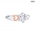 Anillo de Compromiso – Oro 10K – Moissanita Solitario con Corazón Lateral – AC71 - Imagen 4