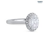 Anillo Halo Oval Clásico – Oro con piedra oval 6x8 mm y halo de brillo total – AC85 - Imagen 3