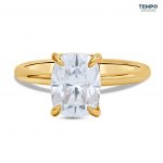 Anillo Cushion Halo Oculto – Oro con piedra cushion elongada y puente pavé – AC83