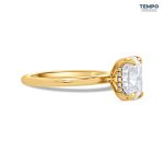 Anillo Cushion Halo Oculto – Oro con piedra cushion elongada y puente pavé – AC83 - Imagen 5