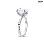 Anillo Oval Pavé Signature – Oro blanco con piedra oval 7x9 mm y halo oculto – AC86 - Imagen 8