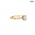 Anillo Oval Flora – Oro con piedra oval 5x7 mm, cuerpo floral y halo oculto – AC87 - Imagen 4