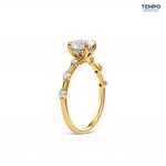 Anillo Oval Flora – Oro con piedra oval 5x7 mm, cuerpo floral y halo oculto – AC87 - Imagen 6