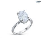 Anillo Oval Pavé Signature – Oro blanco con piedra oval 7x9 mm y halo oculto – AC86 - Imagen 9