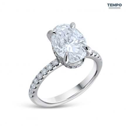 Anillo Oval Pavé Signature – Oro blanco con piedra oval 7x9 mm y halo oculto – AC86