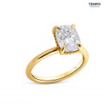 Anillo Cushion Halo Oculto – Oro con piedra cushion elongada y puente pavé – AC83 - Imagen 8