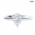 Anillo Solitario Pera Halo Oculto – Oro blanco con piedra pera 6x9 mm y puente pavé – AC82