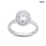 Anillo Halo Oval Clásico – Oro con piedra oval 6x8 mm y halo de brillo total – AC85 - Imagen 4