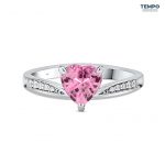 Anillo Promesa Corazón Rosé – Oro blanco con corindón de laboratorio rosa – APG3 - Imagen 2