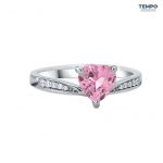 Anillo Promesa Corazón Rosé – Oro blanco con corindón de laboratorio rosa – APG3 - Imagen 3