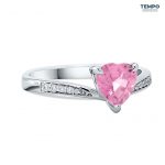 Anillo Promesa Corazón Rosé – Oro blanco con corindón de laboratorio rosa – APG3 - Imagen 4
