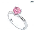 Anillo Promesa Corazón Rosé – Oro blanco con corindón de laboratorio rosa – APG3 - Imagen 5