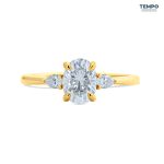 Anillo de Compromiso Trilogía Oval – Oro con piedras laterales corte pera – AC90