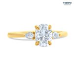 Anillo de Compromiso Trilogía Oval – Oro con piedras laterales corte pera – AC90 - Imagen 2
