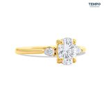 Anillo de Compromiso Trilogía Oval – Oro con piedras laterales corte pera – AC90 - Imagen 3