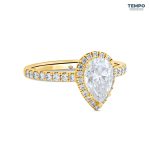 Anillo Royale Pera – Oro con moissanita corte pera y halo de alto brillo – AC79 - Imagen 3