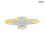 Anillo de Compromiso Trilogía Oval – Oro con piedras laterales corte pera – AC90 - Imagen 4