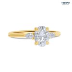 Anillo de Compromiso Trilogía Oval – Oro con piedras laterales corte pera – AC90 - Imagen 5