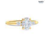 Anillo de Compromiso Trilogía Oval – Oro con piedras laterales corte pera – AC90 - Imagen 6