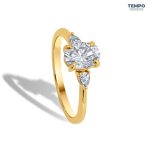 Anillo de Compromiso Trilogía Oval – Oro con piedras laterales corte pera – AC90 - Imagen 7
