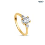 Anillo de Compromiso Trilogía Oval – Oro con piedras laterales corte pera – AC90 - Imagen 8