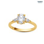 Anillo de Compromiso Trilogía Oval – Oro con piedras laterales corte pera – AC90 - Imagen 9