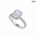Anillo Radiant Halo Prestige – Oro con Piedra Rectangular, Halo y Pavé Lateral – AC92 - Imagen 2