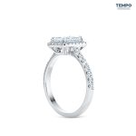 Anillo Radiant Halo Prestige – Oro con Piedra Rectangular, Halo y Pavé Lateral – AC92 - Imagen 4
