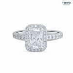 Anillo Radiant Halo Prestige – Oro con Piedra Rectangular, Halo y Pavé Lateral – AC92