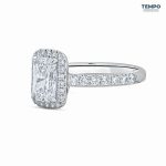 Anillo Radiant Halo Prestige – Oro con Piedra Rectangular, Halo y Pavé Lateral – AC92 - Imagen 3